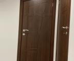 Врата с дъбов фурнир и нестандартна форма.