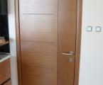 Интериорна врата от мдф с технически фурнир дъб,интарзия,фрезоване и скрити панти.
