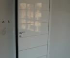 Интериорна врата с акрилна гланц боя и алуминиеви лайсни.